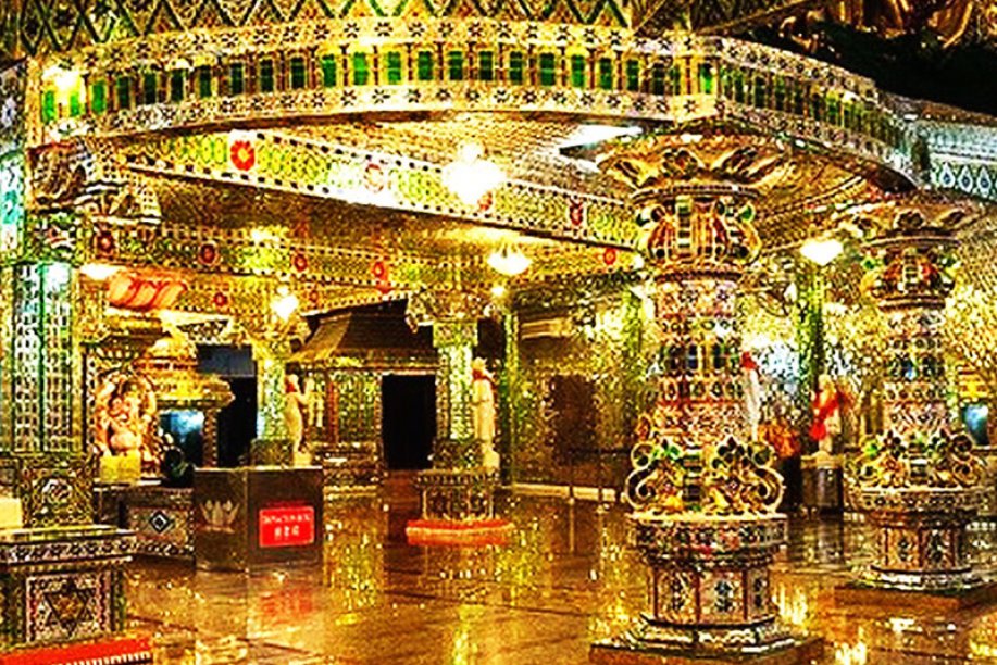 We're visiting another temple this evening, the Arulmigu Sri Rajakaliamman Glass Temple in Johor Malaysia. It started out as a shelter in 1922 but has been completely embellished with glass artwork on the inside. The glass artwork was started in 2008 & finished in 2009.
