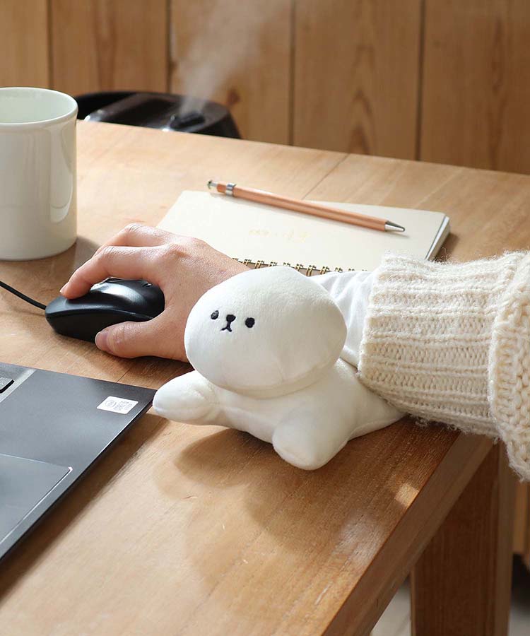 Bleu Bleuet ブルーブルーエ 公式 マウス操作時に手をいたわってくれるもふもフレンズ デスクにちょこんといるだけで癒し効果も抜群 おなか部分は画面クリーナーになっています もふもフレンズ マウスクッション 1 0円 税 T Co
