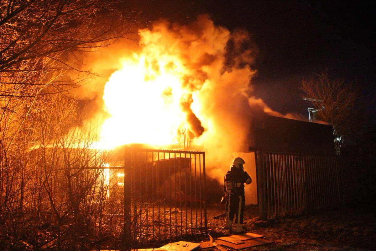 Vuurzee verwoest oude pand DoMuKo in #Dokkum

112-dokkum.nl/v/1441/Vuurzee…