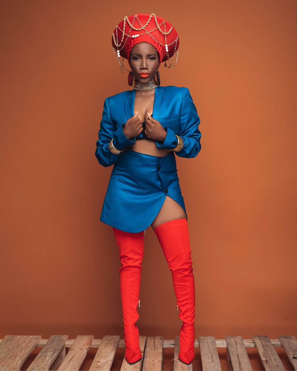 ramelo_artist's tweet photo. The only time it’s ok to be a Diva is on stage performing... 👑
Make your crown proud!❤️
Shout out to
@i_go_by_keenan for styling 👗
@traceyleeoliver for makeup 💄
@EmmyPhotograph3 for photography 📸
❤️🤗🔥
#Ramelo
#Heyiwena
#newsingleloading https://t.co/hqAqmInTFy