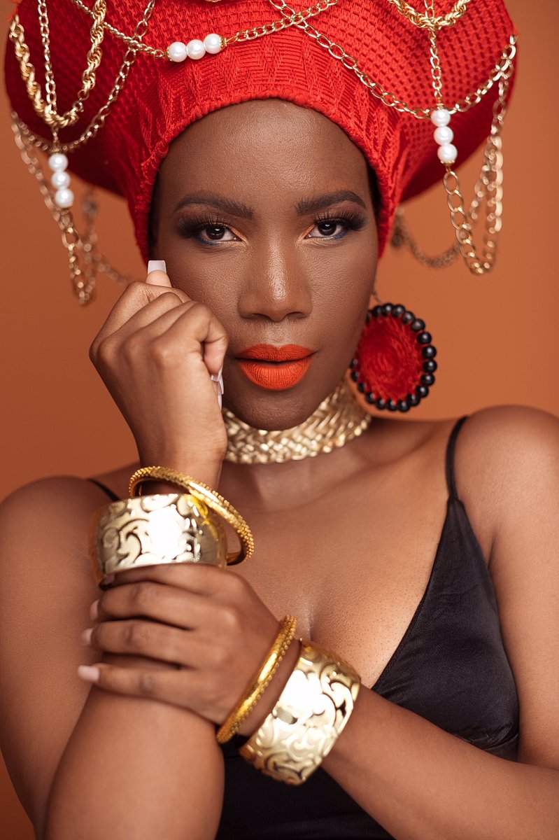 ramelo_artist's tweet photo. The only time it’s ok to be a Diva is on stage performing... 👑
Make your crown proud!❤️
Shout out to
@i_go_by_keenan for styling 👗
@traceyleeoliver for makeup 💄
@EmmyPhotograph3 for photography 📸
❤️🤗🔥
#Ramelo
#Heyiwena
#newsingleloading https://t.co/hqAqmInTFy
