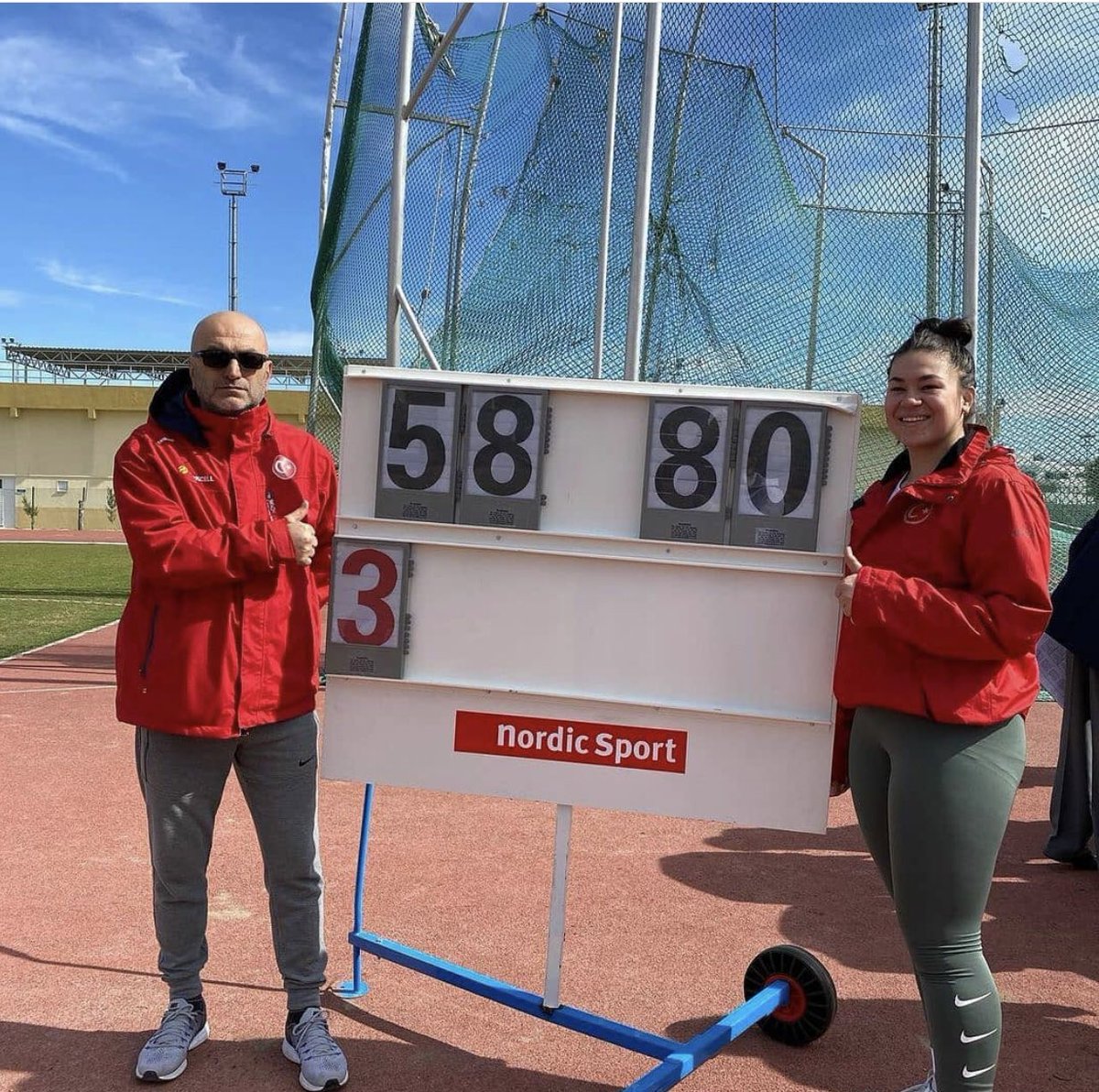 Antalya’da yapılan il deneme atma yarışlarında, Özlem Becerek  disk atmada gerçekleştirdiği 58.80m ile kendisine ait U20 Türkiye rekorunu yeniledi. Tebrikler Özlem 👏🏽👏🏽👏🏽 @atletizmtaf  @ozlembecerek