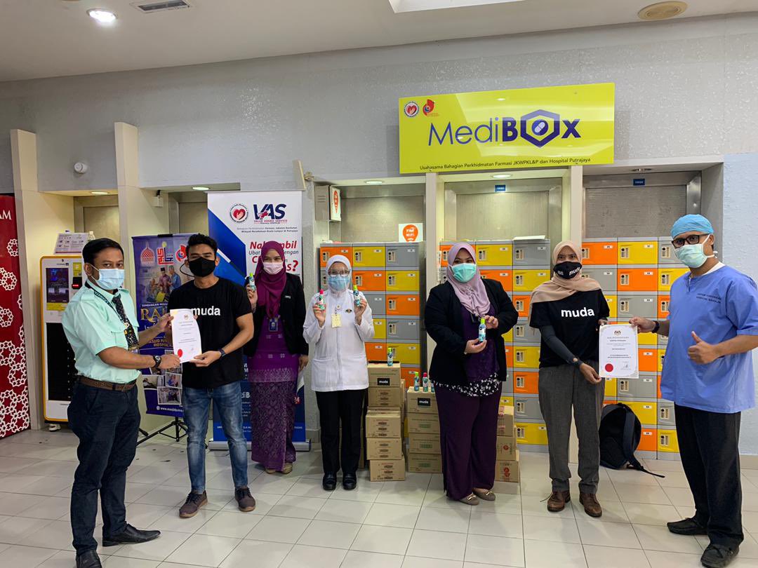 mudawilayah's tweet photo. Pasukan MUDA Wilayah telah menyalurkan bantuan kepada petugas barisan hadapan dan misi di bawah inisiatif #HygieneAid telah dimulakan di Hospital Putrajaya pada hari ini (Jumaat) bertarikh 19 Feb 2021. https://t.co/4ziaHiDnH9