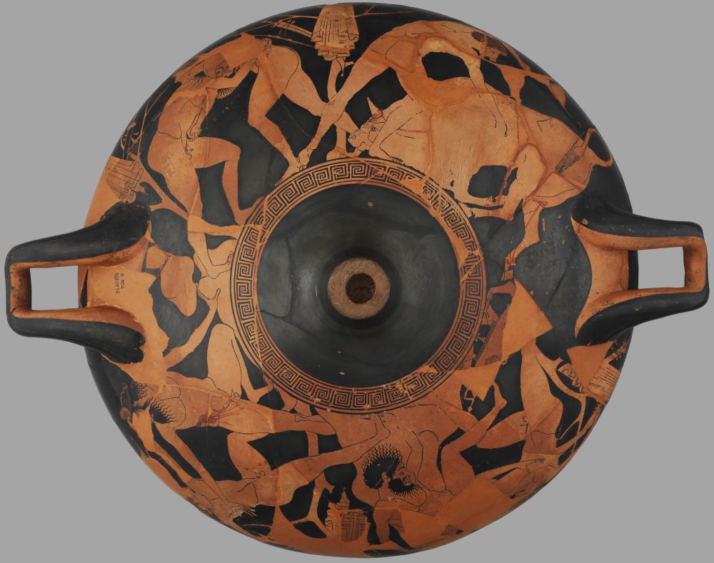 [#UnJourUneOeuvre] 
Sur cette coupe, Onésimos a peint un décor ambitieux. Il a représenté la rencontre de Thésée et d'Amphitrite à l'intérieur, et les quatre exploits du héros sur la route le menant de Trézène à Athènes, à l’extérieur.
☛ bit.ly/2yHAcQO
#ArtGrec