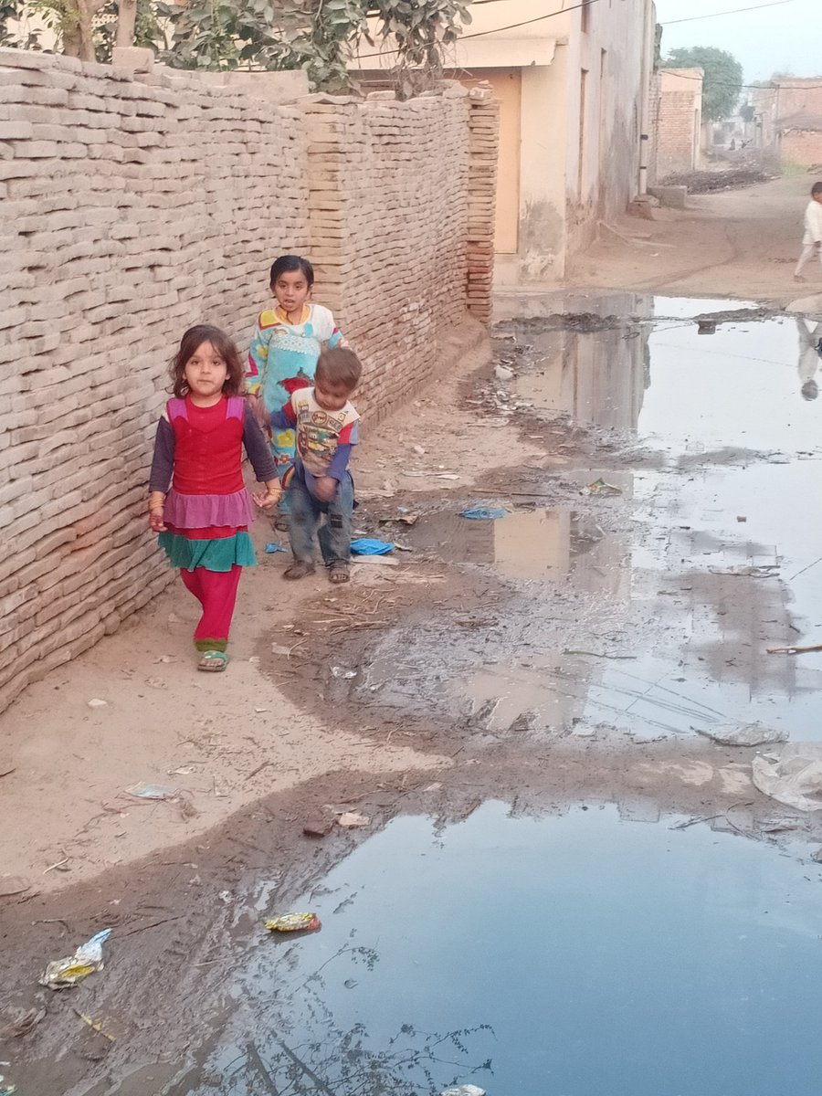 VLodhran's tweet photo. لودھراں: محلہ ندیم آباد گیلےوال مقامی عوامی نمائندوں کی عدم توجہی اور ضلعی انتظامیہ کی لاپروائی کی بھینٹ چڑھ گیا سالہا سال کھلے گٹر مکینوں کی جان و صحت کے دشمن بن گئے
سیوریج لائن کی تبدیلی وقت کی فوری ضرورت.
@UsmanAKBuzdar @ddpichome
@GovtofPunjabPK

#Na161 #pp228 #DcLodhran https://t.co/rEWlHRxqKz