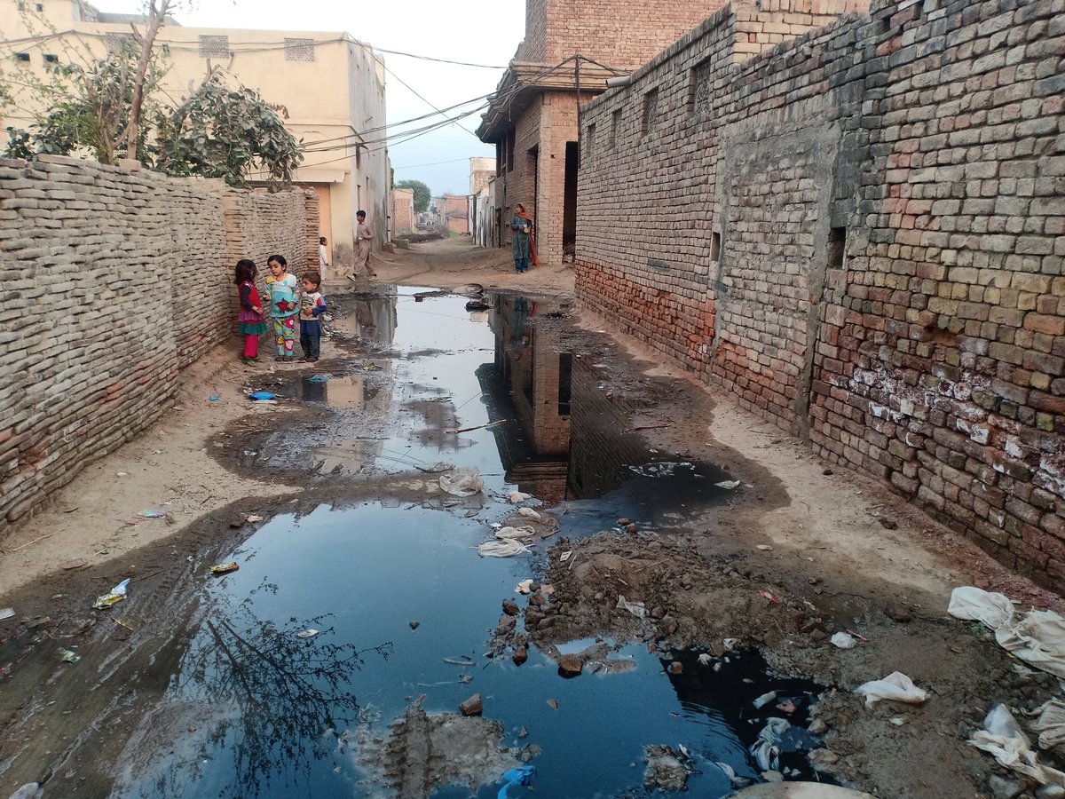 VLodhran's tweet photo. لودھراں: محلہ ندیم آباد گیلےوال مقامی عوامی نمائندوں کی عدم توجہی اور ضلعی انتظامیہ کی لاپروائی کی بھینٹ چڑھ گیا سالہا سال کھلے گٹر مکینوں کی جان و صحت کے دشمن بن گئے
سیوریج لائن کی تبدیلی وقت کی فوری ضرورت.
@UsmanAKBuzdar @ddpichome
@GovtofPunjabPK

#Na161 #pp228 #DcLodhran https://t.co/rEWlHRxqKz