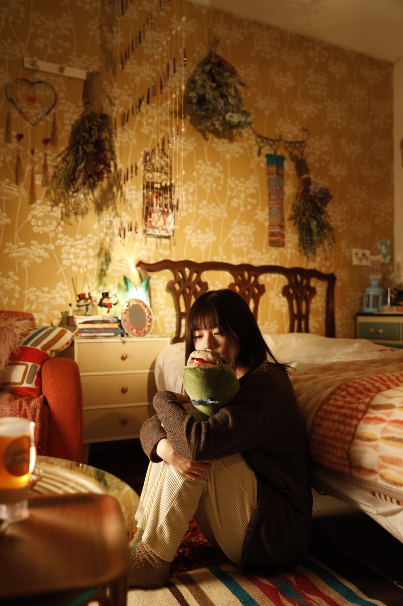 土曜ナイトドラマ モコミ 彼女ちょっとヘンだけど テレビ朝日公式 モコミ写真館 まるでポスター のような 映え写真 が撮れちゃいました 部屋で楽しそうにトミーとお話中の 萌子美 小芝風花 をこっそり 長い付き合いのトミー