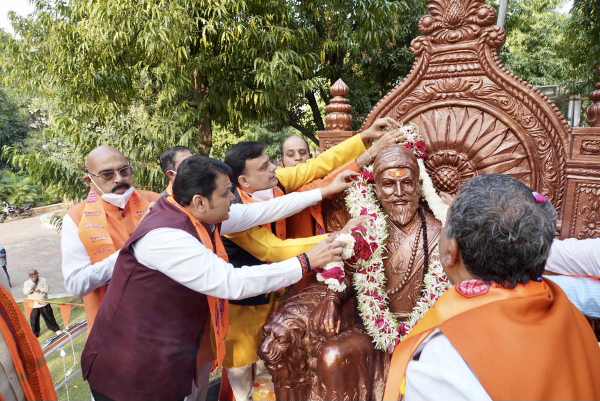 Dev_Fadnavis's tweet photo. नागपुरातील शिवाजी नगर येथे आज आमचे आराध्य, हिंदवी स्वराज्याचे सरसंस्थापक छत्रपती शिवाजी महाराज यांना जयंतीनिमित्त विनम्र अभिवादन केले आणि शिवजयंतीच्या कार्यक्रमात सहभागी झालो. सर्वांना मनःपूर्वक शुभेच्छा दिल्या. https://t.co/au07wf37Pm