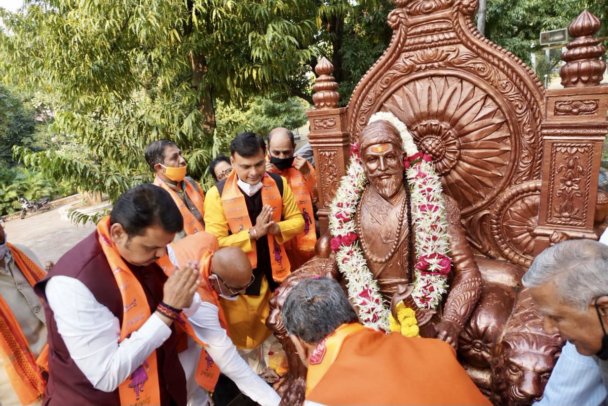 Dev_Fadnavis's tweet photo. नागपुरातील शिवाजी नगर येथे आज आमचे आराध्य, हिंदवी स्वराज्याचे सरसंस्थापक छत्रपती शिवाजी महाराज यांना जयंतीनिमित्त विनम्र अभिवादन केले आणि शिवजयंतीच्या कार्यक्रमात सहभागी झालो. सर्वांना मनःपूर्वक शुभेच्छा दिल्या. https://t.co/au07wf37Pm