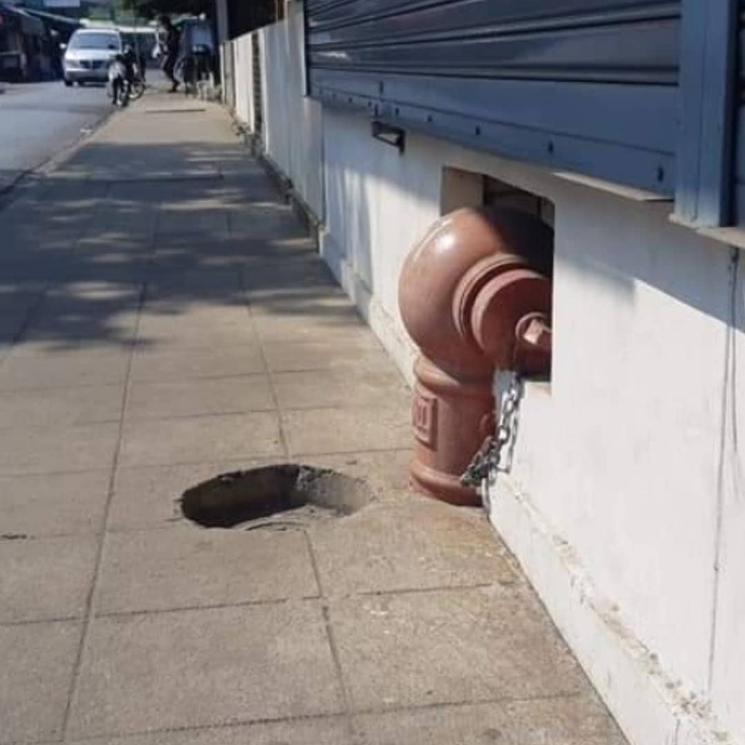 stevekaposi's tweet photo. Fire hydrant fail in #Thailand! 

https://t.co/iY95lox5sB 

https://t.co/gINVnYHj1j 

https://t.co/cq397N9bCv 

#Bangkok #SteveKThailand #TACSThailand #ThailandWatch #DiscoverThailand #StrangeThailand #AmazingThailand #FunnyThailand #fails #ThaiBuildingFails #ThailandFails https://t.co/2uvTION8Oo