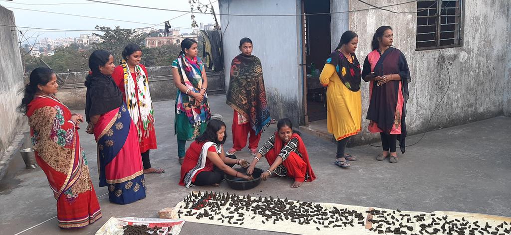 AnjaneyaTrust's tweet photo. आञ्जनेय फाउंडेशन ट्रस्ट के सदस्यों द्वारा गौ आधारित गोष्ठी सह प्रशिक्षण शिविर सरायकेला में महिला समूह की सदस्य महिलाओं आत्मनिर्भर बनाने हेतु देसी गाय के गोबर एवं अन्य जड़ी बूटियों के मिश्रण से तैयार वैदिक विधि द्वारा को धूपबत्ती बनाने का प्रशिक्षण दिया गया। https://t.co/1vfzfsFlaZ