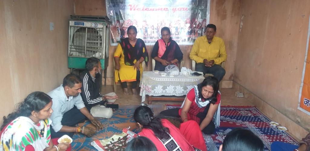 AnjaneyaTrust's tweet photo. आञ्जनेय फाउंडेशन ट्रस्ट के सदस्यों द्वारा गौ आधारित गोष्ठी सह प्रशिक्षण शिविर सरायकेला में महिला समूह की सदस्य महिलाओं आत्मनिर्भर बनाने हेतु देसी गाय के गोबर एवं अन्य जड़ी बूटियों के मिश्रण से तैयार वैदिक विधि द्वारा को धूपबत्ती बनाने का प्रशिक्षण दिया गया। https://t.co/1vfzfsFlaZ