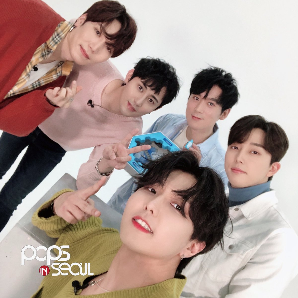 arirang_pops's tweet photo. [팝스인서울 - #POPS_PLAY]

🧡오션 Behind Photos🧡

FULL ver. 
▶️ https://t.co/U8CGmG1UUN

#아리랑TV #arirangtv #팝스인서울 #popsinseoul #오션 #5tion https://t.co/TKgWhgH5NO