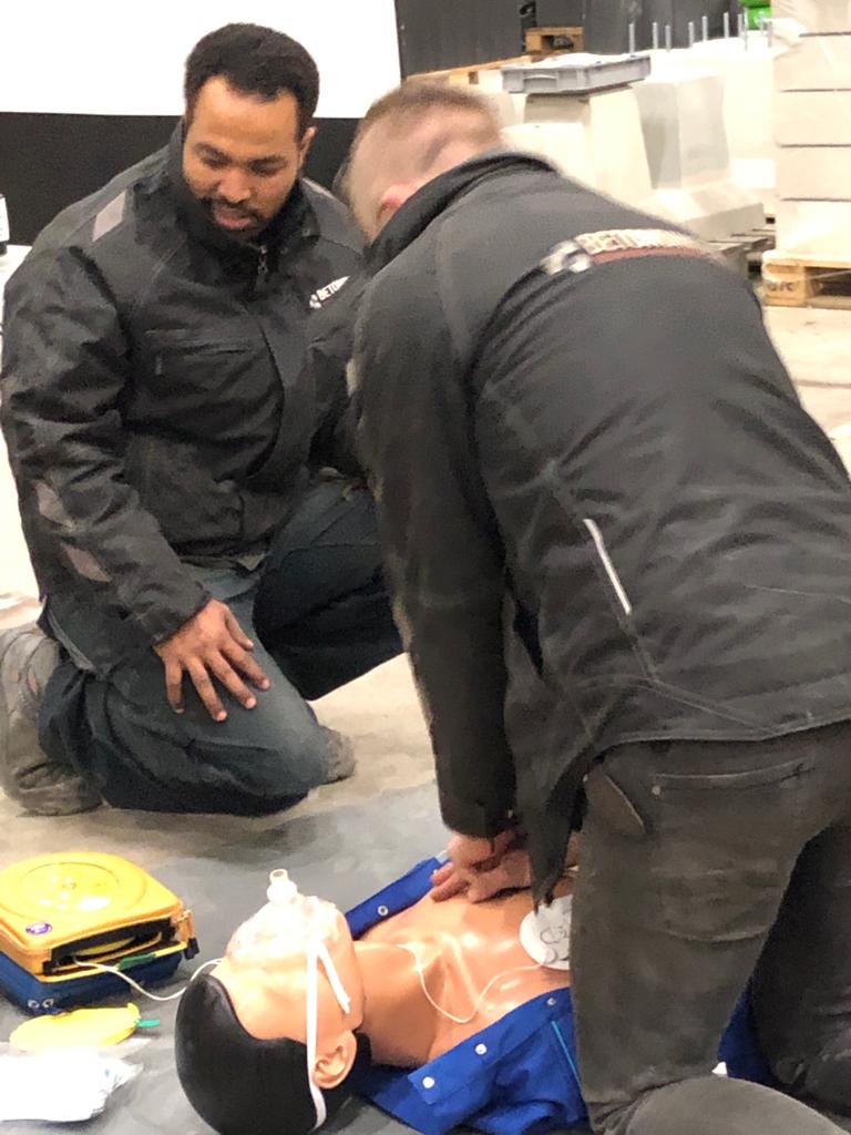 De BHV training van gisteren was bijzonder geslaagd. Pop heeft het overleefd.