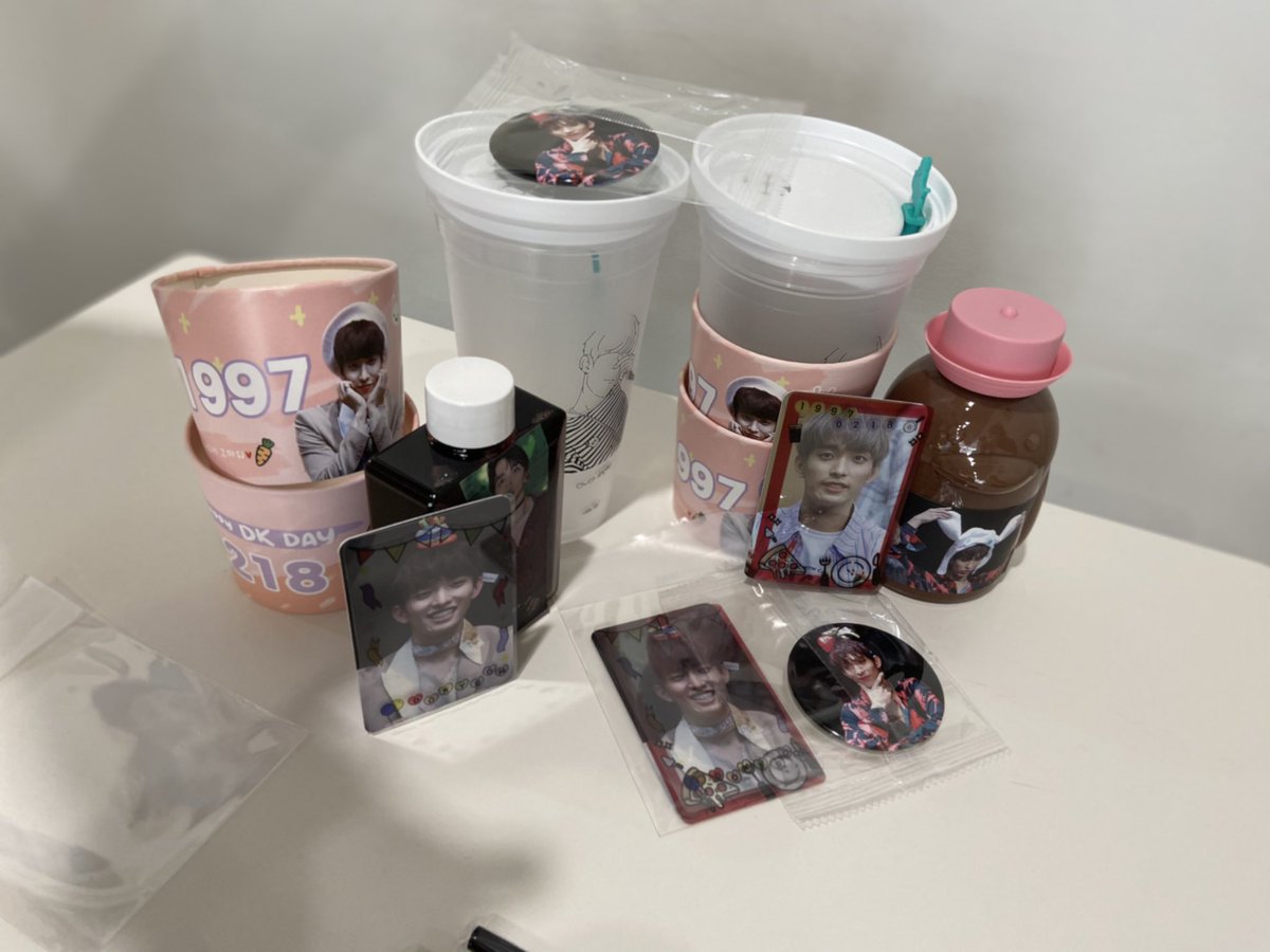 그래요 저도 잠시 뜸했죠
제 소울 메이트(혈육이 아니지만 종종 착각받음) <a href="/Yawning_Mango/">🍀하아품🍀</a> 씨와 멋진 카페를 갔다왔다네요 디피 하나하나 다 너무 이쁘고 특전도 빠방해서 감지덕지 에그머니나! 하고 즐겁게 커피 마시고 브라우니 먹고 왔습니다
#HAPPY_DK_DAY
#겨울의_햇살_석민아_생일축하해