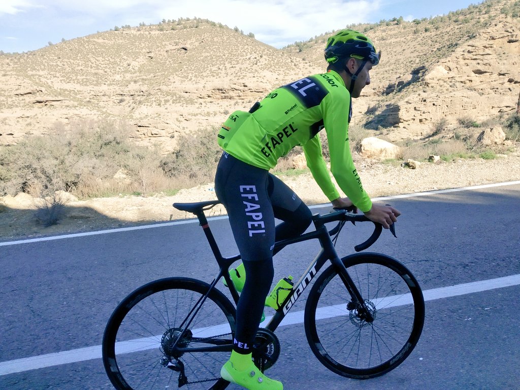 No podemos quejarnos de la temperatura que tenemos, pero tampoco vamos a hacerlo si aumenta un poquito más 😂🚴🏼‍♂️🌞
@EFAPEL_ciclismo
<a href="/Giant_ESP/">Giant Ibérica</a>
<a href="/Fullwear1/">Fullwear</a>
<a href="/catlik/">cameron haller</a>
<a href="/PolisportCycle/">Polisport Bicycle</a>