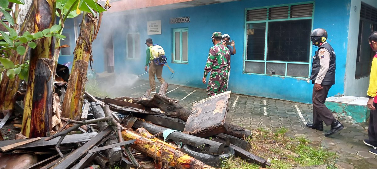 kel_pelutan's tweet photo. Tim ppkm kelurahan pelutan melakukan penyeprotan di wilayah zona kuning di rt 04 rw 07 https://t.co/eQjCPIdFIN