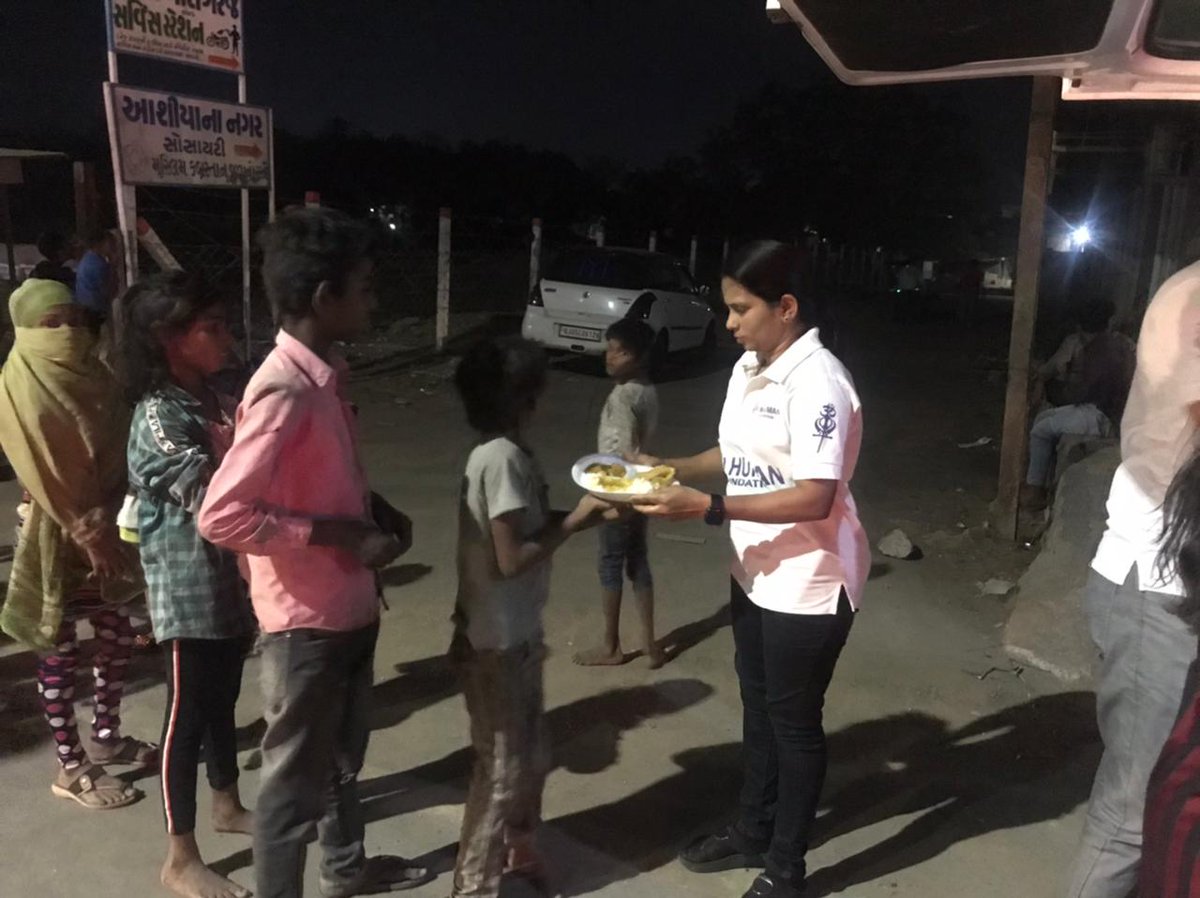 iamhumanfounda1's tweet photo. #imhumanrotibank
#foodforall
#18_Feb_2021
#bardoli
Fed around 250 people
@PMOIndia @narendramodi @AmitShah @JPNadda @CRPaatil @vijayrupanibjp @sanghaviharsh @Nitinbhai_Patel @prabhunvasava @Ganpatsinhv @Swamy39 @kajal_jaihind @sdmbardoli
@JignaParmar7
#imhuman
#helpeverhurtnever https://t.co/PPqfO2yRar