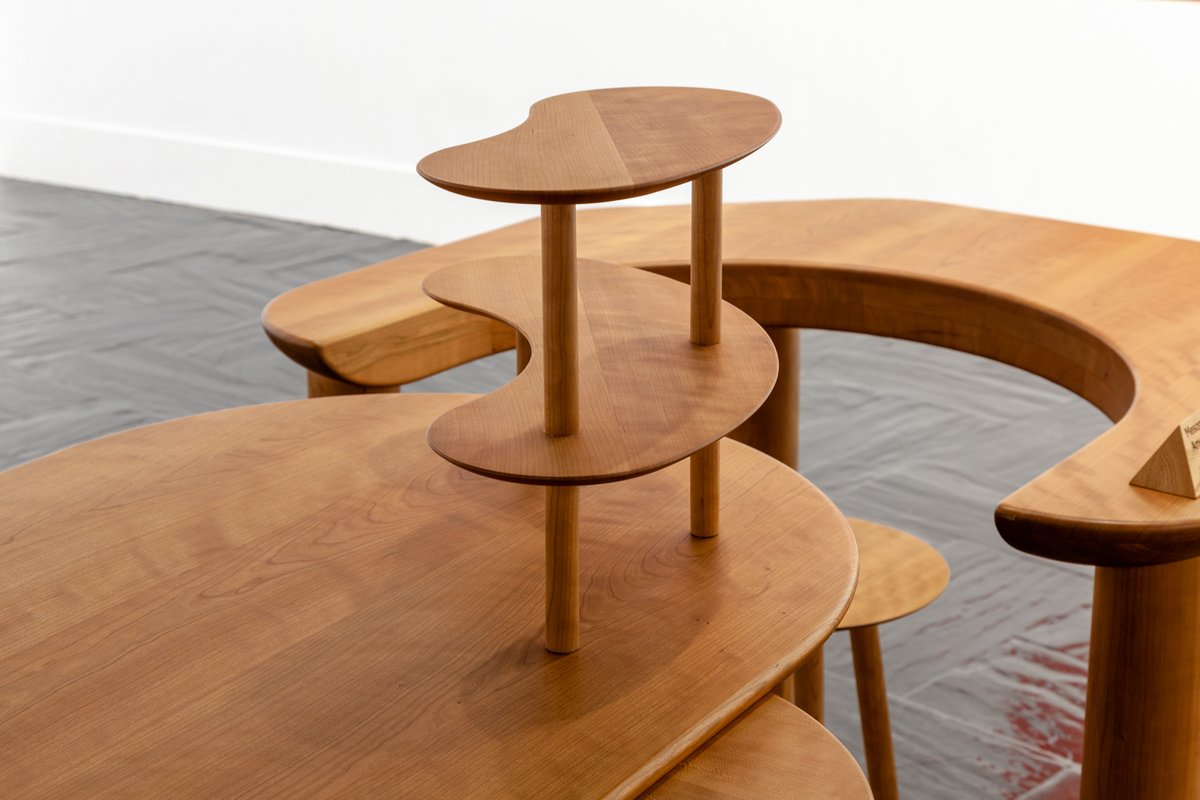 MadridDesignF's tweet image. #connectedbydesign Un experimento único de @ahec_europe, @MadebyBenchmark y @designmuseum para crear, en la distancia y con maderas sostenibles, conjuntos de mesas y sillas adaptados a la nueva vida en casa.

🗓️ Hasta el 14.03 en @fernangomezCCV.
― bit.ly/connected-MDF21
