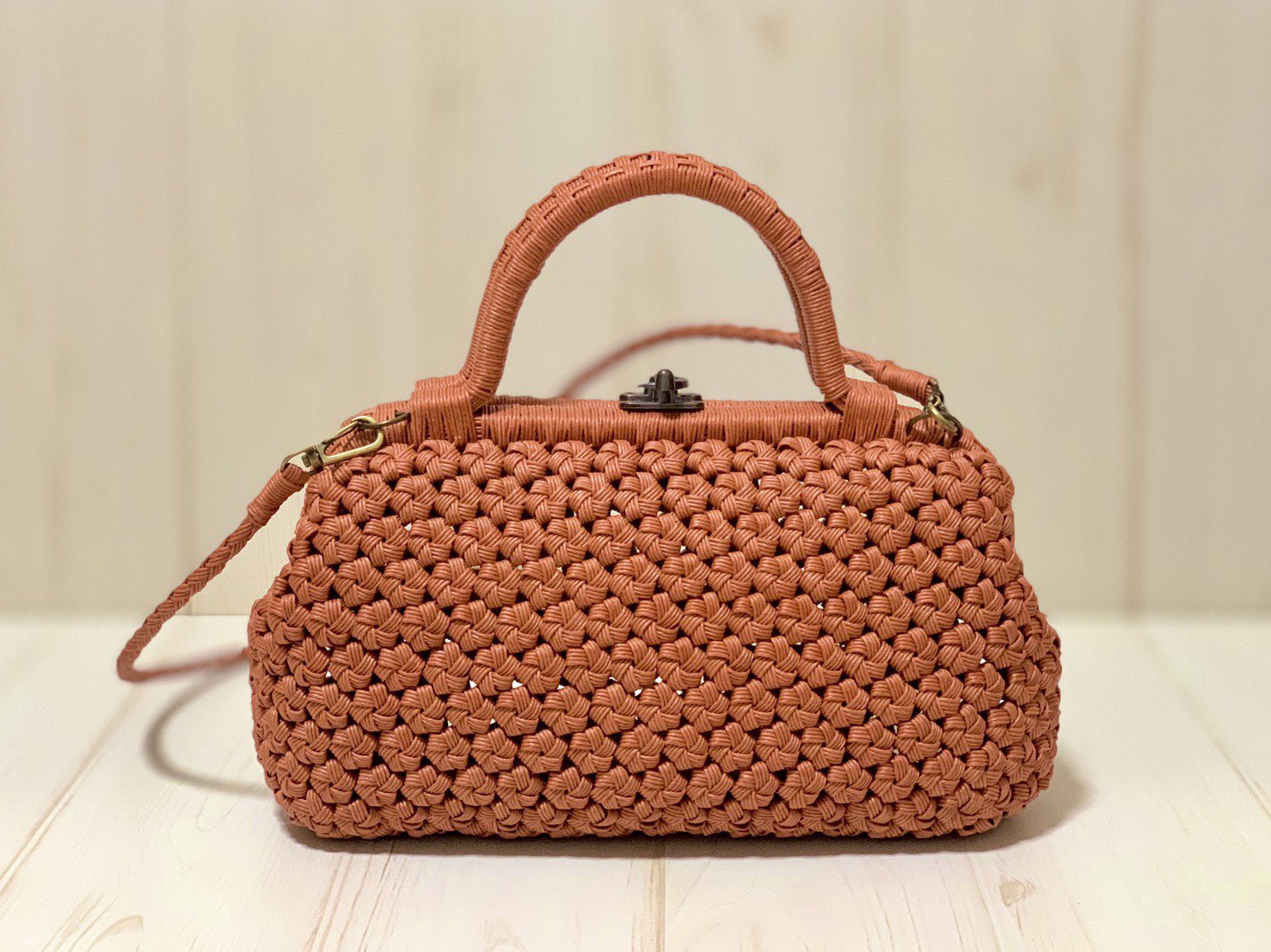 ネル 花結びと四つだたみ編みを今年はマスターする目標 初めての花結びに挑戦してみました 少し歪み結び目もイマイチですが一応完成しました 西尾ななえさんのレシピを参考にしました クラフトバッグ シックでかわいいエコクラフトのカゴバック 小物