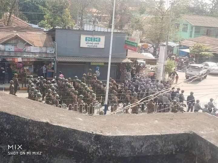 ❗️The junta is aggressively abusing peaceful protesters in #Myitkyina 

❗️They’re using full police/military forces on civilians to disrupt peaceful protests.

❗️SPREAD WORD AND HELP SAVE MYITKYINA 

#Feb19Coup
#WhatsHappeningInMyanmar