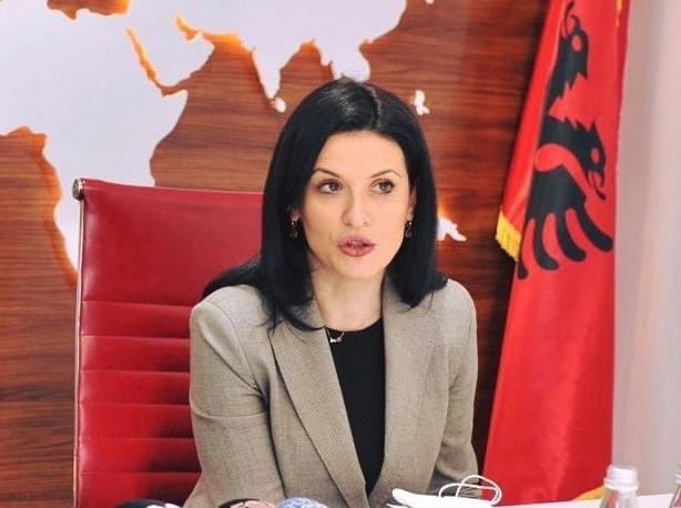 GjonajEtilda's tweet photo. 📍 Në bashkëpunim me Ministrin @PandeliMajko realizuam hapin e parë të nismës “Dhuro Libra” për krijimin e bibliotekës së gjuhës shqipe 🇦🇱 në burgjet e Italisë 🇮🇹 dhe Greqisë 🇬🇷.

👉🏻 https://t.co/nffPDB4T9U https://t.co/w9X2YwAweA