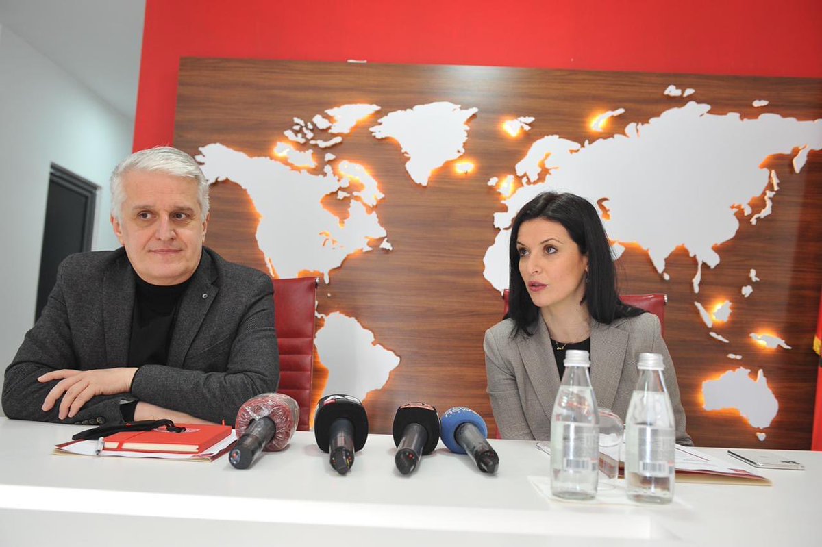 GjonajEtilda's tweet photo. 📍 Në bashkëpunim me Ministrin @PandeliMajko realizuam hapin e parë të nismës “Dhuro Libra” për krijimin e bibliotekës së gjuhës shqipe 🇦🇱 në burgjet e Italisë 🇮🇹 dhe Greqisë 🇬🇷.

👉🏻 https://t.co/nffPDB4T9U https://t.co/w9X2YwAweA