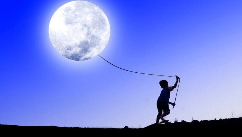 Moonipulations's tweet photo. Balloon moon https://t.co/8yi7hXSxh2 #fullmoon #moongames #moon #balloon #moonballoon #fullmoonballoon #playingwithmoon #moondreams #catchthemoon #moonipulations https://t.co/Y5zIgn42vq