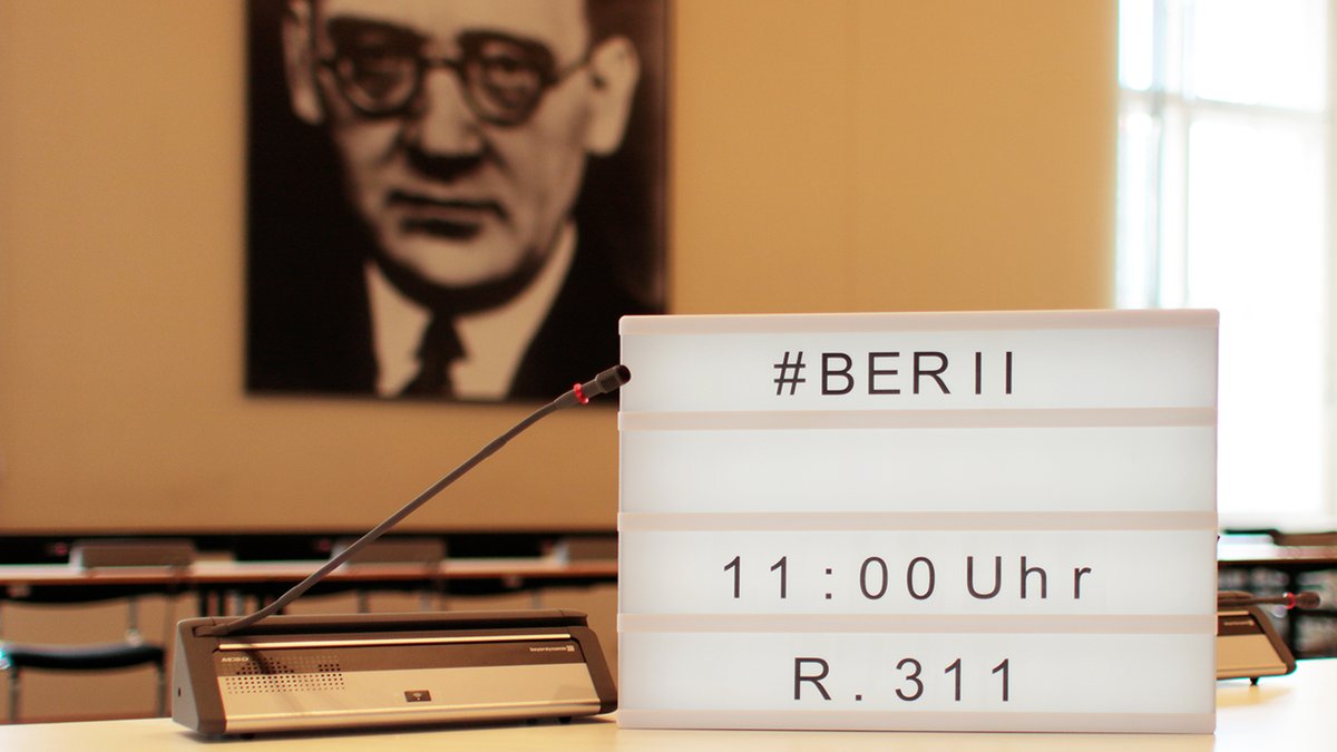 AGH_Berlin's tweet photo. Heute tagt der #BERII. Im Übrigen ist dies nicht der erste #UntA zum #FlughafenBerlinBrandenburg. Bereits in der vergangenen 17. Wahlperiode haben sich #Abgeordnete im #AGH mit den entstandenen #Kosten und den #Terminverschiebungen beim #BER in einem #UntA beschäftigt. https://t.co/sEbZmHLic1