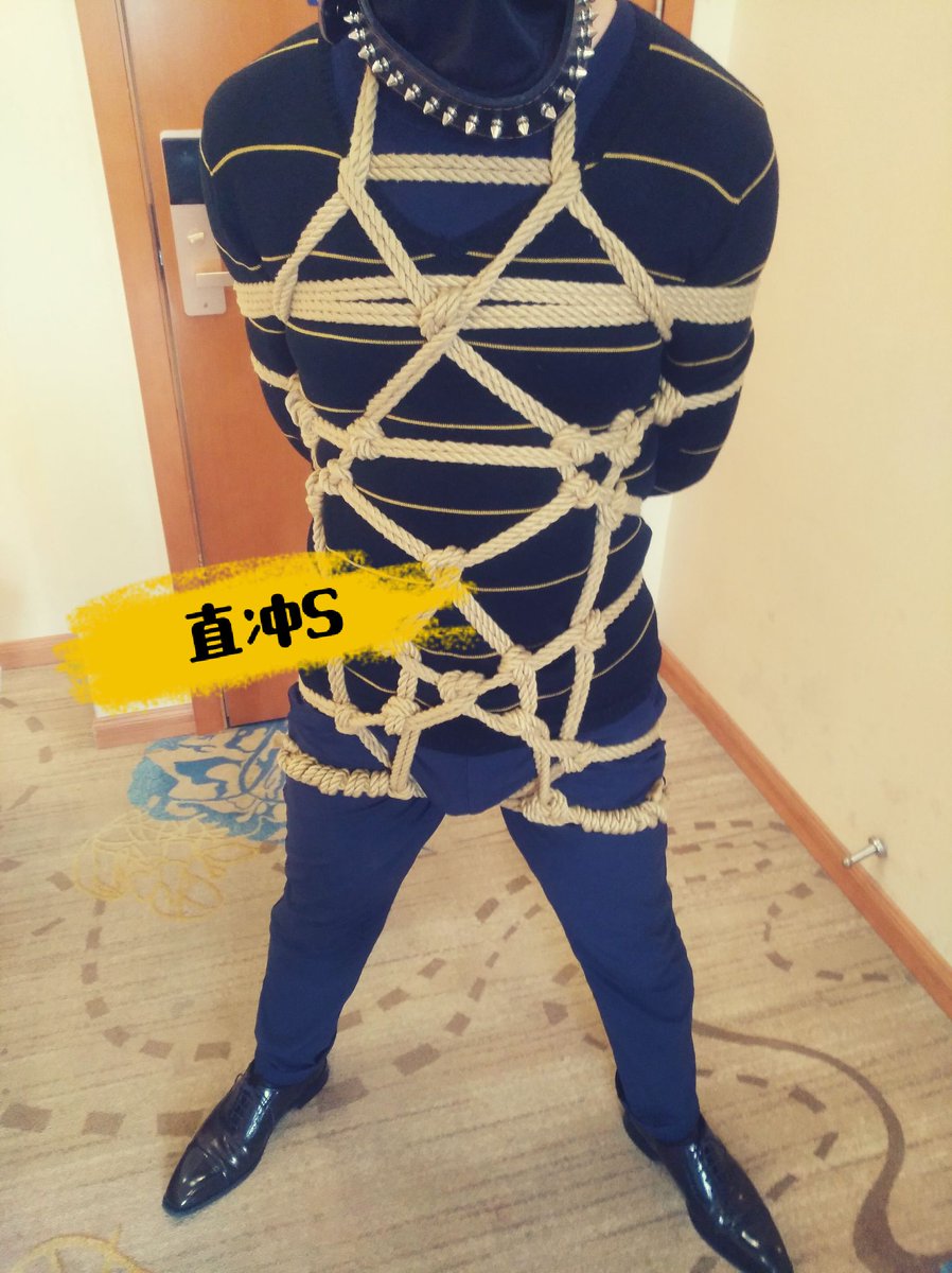S26146854's tweet photo. 视频没声音，只能发图片。 正装皮鞋  蒙眼堵嘴 https://t.co/znNru3ZYFb