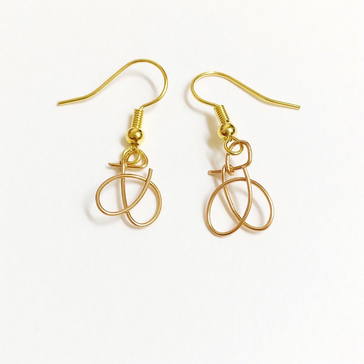 ひかり V Twitter ひらがな ゆ と あ のピアスを作りました この文字を選んだ理由はフォルムが可愛かったからです 笑 ピアス 個性的 ピアス ワイヤーピアス Minneで販売中