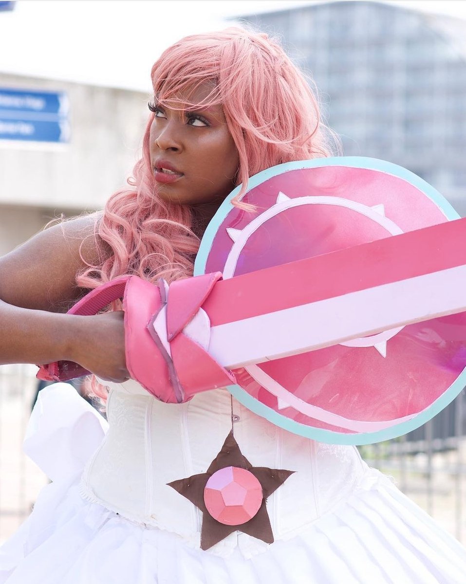 CosplayJournal's tweet photo. It's now day 19 of #28DaysofBlackCosplay and we're pleased to present @SuperSailorJun a huge anime fan who favours subs over dubs (but you do you)
📸 @TobiNinjafox 
#cosplayphotography #poccosplay #LegendofZelda #bowsette #stevenuniversecosplay #elphaba https://t.co/BHpnvOmolx