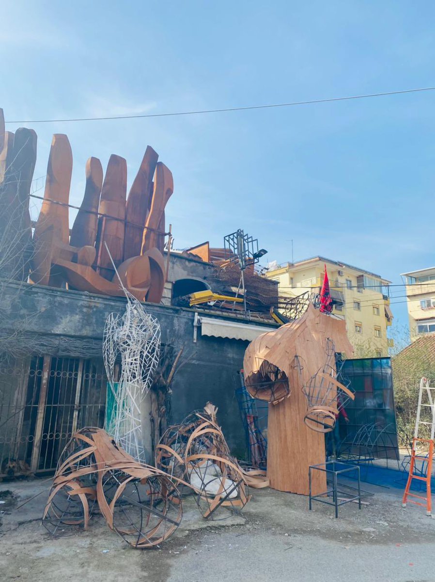 Bashkë me të rinjtë energjikë të njësisë 5 pa një bashkëbisedimi miqësor vizituam një punishte të veçantë ku dashuria e pasioni për punën gdhendin përditë vepra arti.