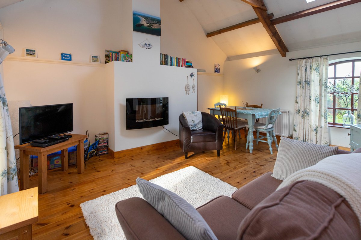 Start Planning future visits with us now #visitwaleslater 
Broad Haven Cottage ✨This light and airy Barn conversion isn't far from Bosherston and is within 1 mile of three picturesque areas - Bosherston Lily Ponds, St Govans Chapel and Broad Haven Beach.
fbmholidays.co.uk/cottages/boshe…