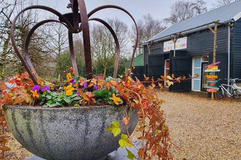 Origineel overnachten in een Fantasietheater. Hier waan je je in een sprookjesachtige voorstelling. Er zijn kostuums, een minipodium en allerlei attributen om actief bezig te zijn. Kinderen kunnen hier hun eigen voorstelling maken. bit.ly/fantasietheate… #origineelovernachten