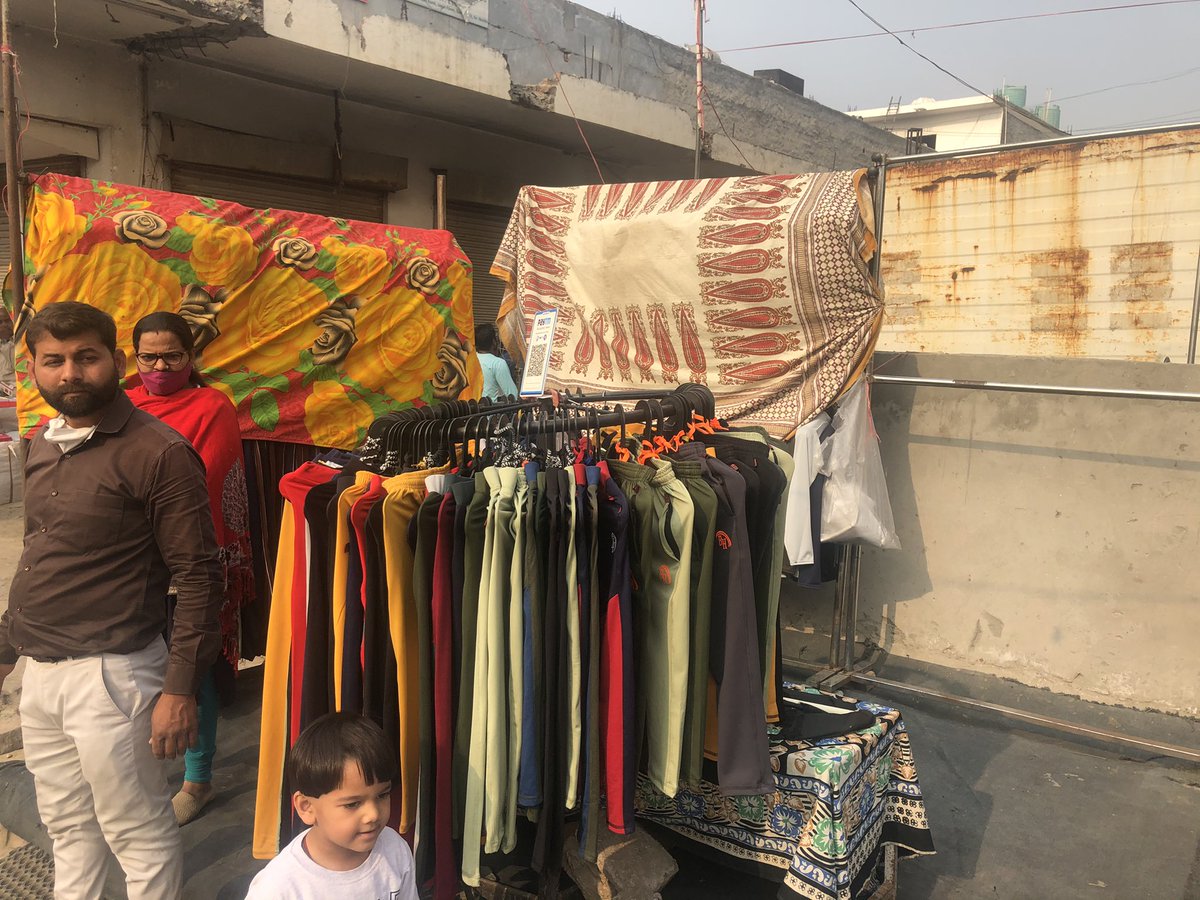 Arjun27194880's tweet photo. अवैधानिक रूप से  फेरी लगाने वाले पुनीत के फ़ेवर मैं आये Jagat farm Chowki incharge Sunder singh ji, व्यापारियों को धमकाया बात ना मांने पर दी हवालात मैं बंद करने की धमकी.व्यापारियों ने लगायी सहायता की गुहार डीसीपी सर के पास.@noidapolice @Uppolice @myogiadityanath https://t.co/U0XBbKeKPK