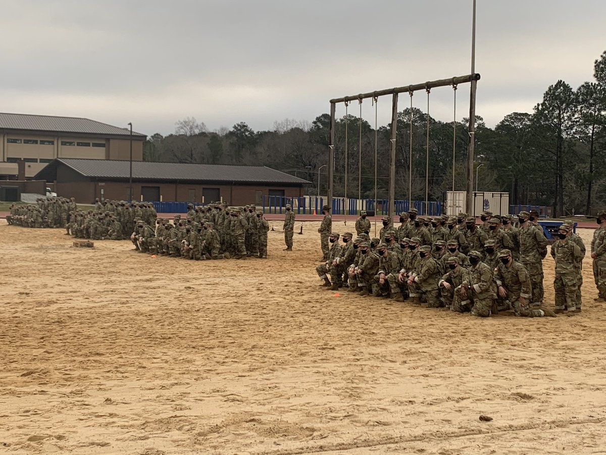 piflynn9's tweet photo. D/3-54 leaders instilling the #spiritofthebayonet and establishing the first foundation of teamwork and winning for a new cycle of Trainees! #stayoffthebench @Dave_Hodne @PatDonahoeArmy @197SLEDGEHAMMER https://t.co/XUFxI41zTR