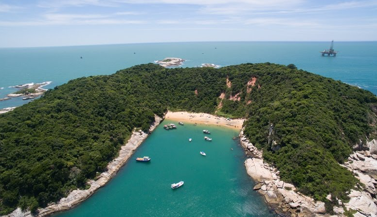 adjspmacae's tweet photo. Ilha do Francês: beleza exuberante, de encher os olhos, que precisa de cuidados! E a Serviços Públicos está em ações também no Arquipélago de Santana, cuidando de nossos bens precisos naturais. A natureza agradece! Acompanhe a ação pelas fotos: ... https://t.co/7zgXXQ6OKK