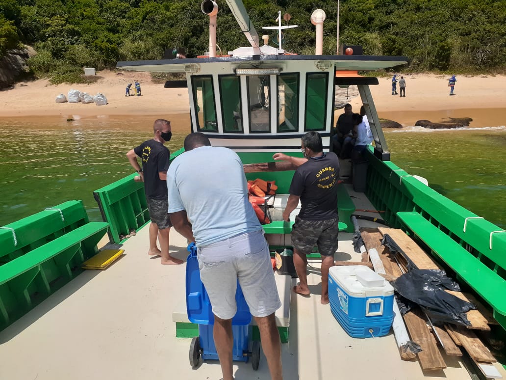 adjspmacae's tweet photo. Ilha do Francês: beleza exuberante, de encher os olhos, que precisa de cuidados! E a Serviços Públicos está em ações também no Arquipélago de Santana, cuidando de nossos bens precisos naturais. A natureza agradece! Acompanhe a ação pelas fotos: ... https://t.co/7zgXXQ6OKK