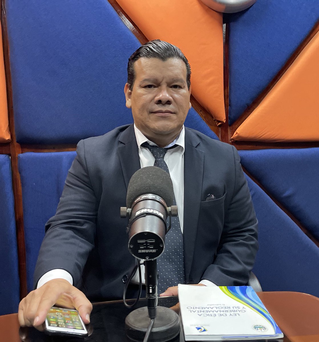 radiolarr's tweet photo. #APrimeraVista 
Hoy es #ViernesDeDerecho con @anaya_arteaga y @arias6437 que tienen de invitado al licenciado @JulioMerinoSv Candidato a Diputado por @vamoselsalvador en la casilla 2 de San Salvador. 👇🏼
#1069FM https://t.co/i3dMKSiDdu
