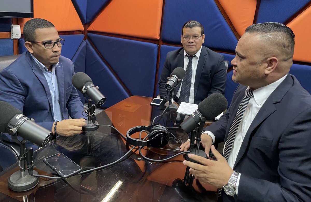 radiolarr's tweet photo. #APrimeraVista 
Hoy es #ViernesDeDerecho con @anaya_arteaga y @arias6437 que tienen de invitado al licenciado @JulioMerinoSv Candidato a Diputado por @vamoselsalvador en la casilla 2 de San Salvador. 👇🏼
#1069FM https://t.co/i3dMKSiDdu