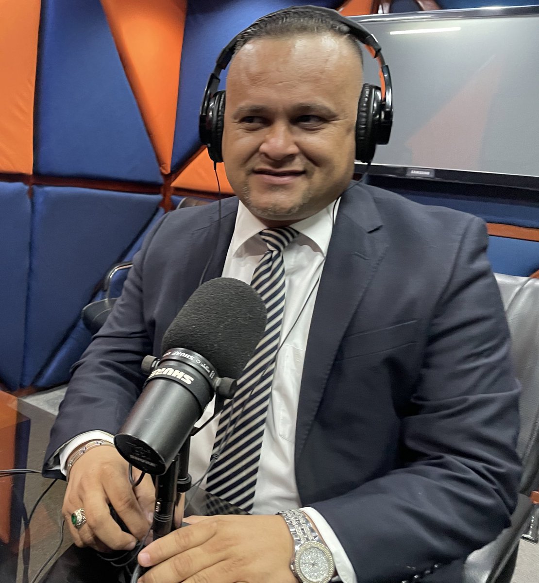 radiolarr's tweet photo. #APrimeraVista 
Hoy es #ViernesDeDerecho con @anaya_arteaga y @arias6437 que tienen de invitado al licenciado @JulioMerinoSv Candidato a Diputado por @vamoselsalvador en la casilla 2 de San Salvador. 👇🏼
#1069FM https://t.co/i3dMKSiDdu