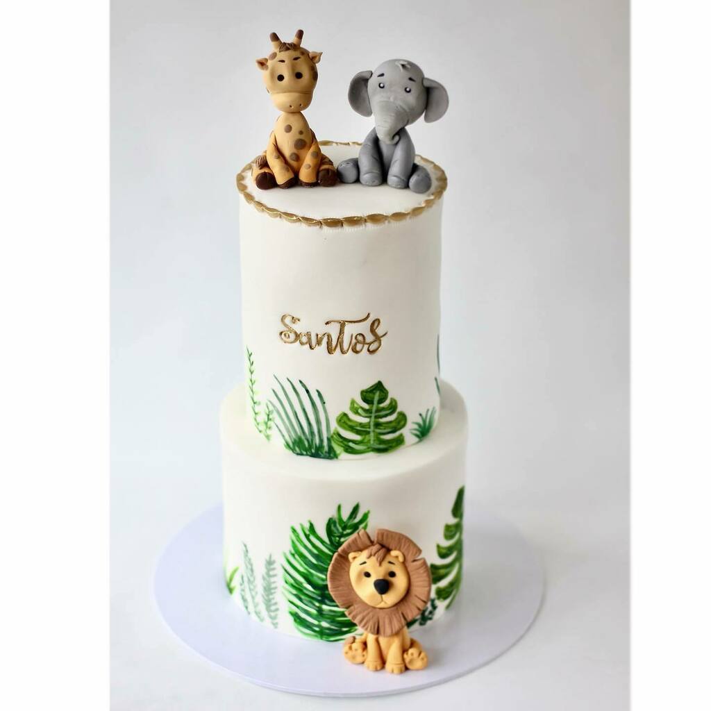 Another novelty cake, a little jungle theme for Santos, from last autumn since there’s been no weddings to post about recently. Suffice to say, I don’t think I’ll ever master modelling figures out of sugar.  #junglethemedcake #babyanimals #babycake #jung… instagr.am/p/CLeb3b9Aun1/