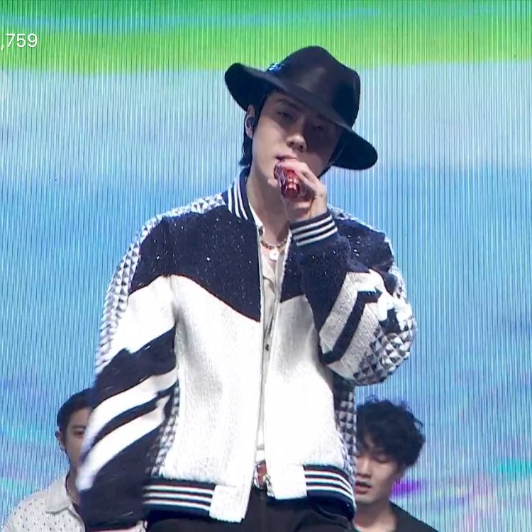 xunonme's tweet photo. this oh sehun look are (still) living in everyone’s mind.

       200829                           210119 https://t.co/XDbH6QzqIo