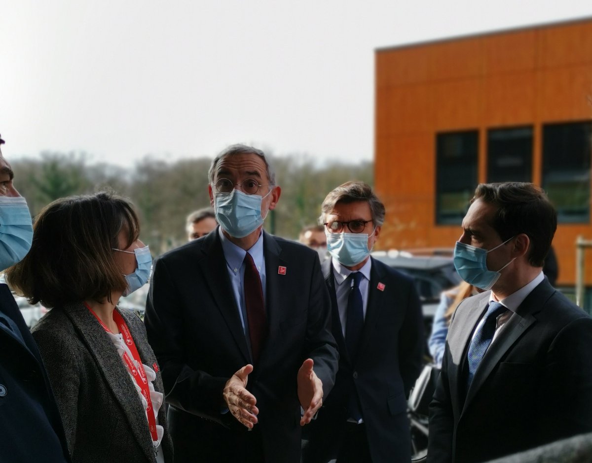📣 Aujourd'hui nous avons l'honneur d'accueillir M. le ministre <a href="/Djebbari_JB/">Jean-Baptiste Djebbari</a>, aux côtés de Mme la sous-préfète <a href="/JBensedira/">Jehane BENSEDIRA</a> et  de MM. les parlementaires, @LevrierMartin <a href="/DamienPichereau/">Damien Pichereau</a> au #mobiLAB #VehiculeAutonome ! #live