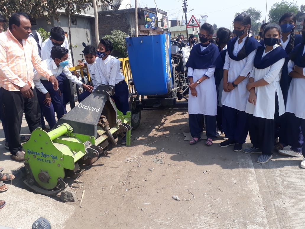 FALIAgriculture's tweet image. Field trips including virtual field trips related to #AgEngineering module are being conducted in FALI schools. 

Students are learning about different farm equipment and its uses.