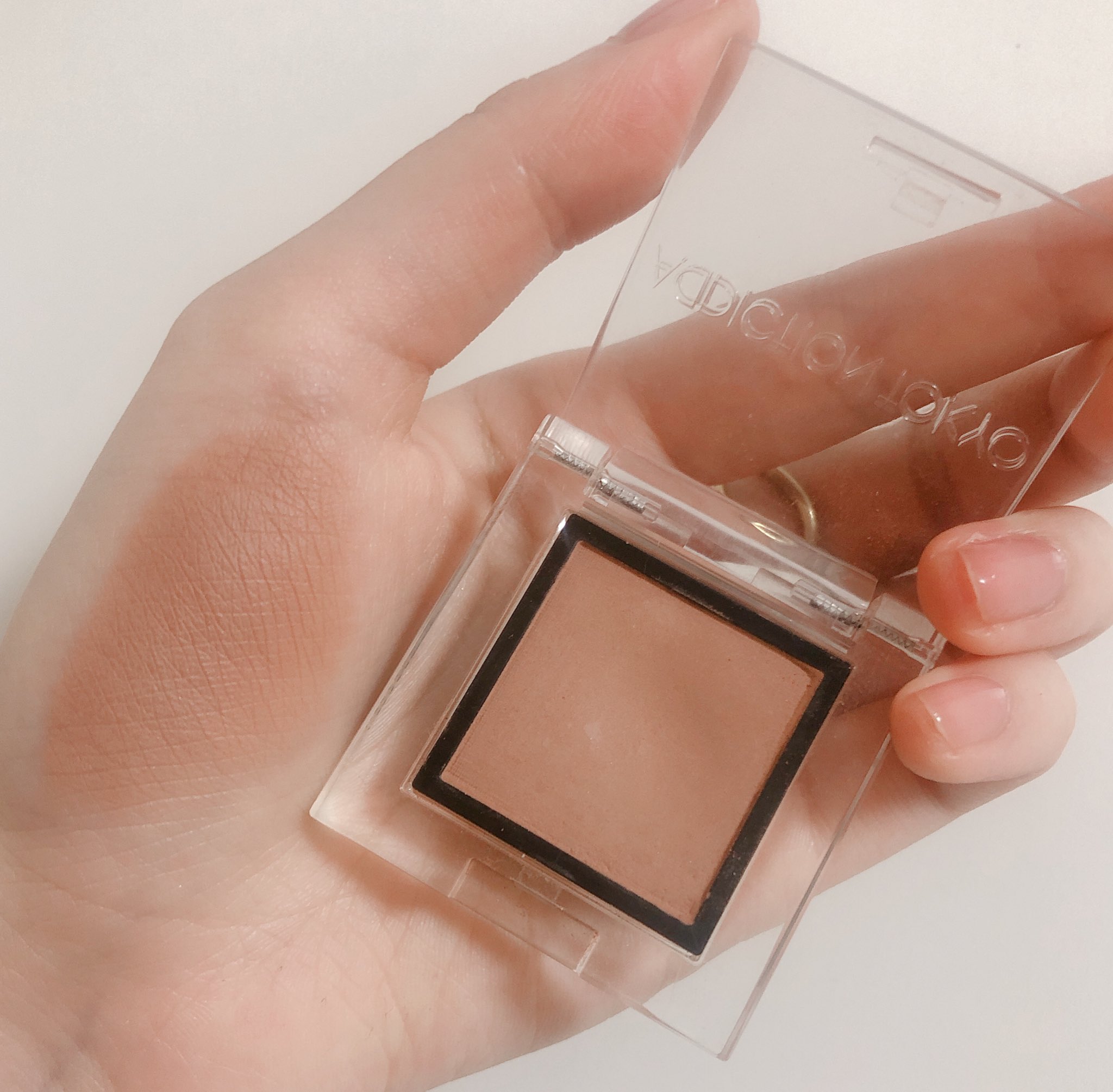 𝐲𝐮𝐥𝐢 アディクション 004m タマリンドビーチ ふんわりマットなライトブラウン 昨年の新色なんだけど これとにかく大好きです ハイミルクチョコレートみたいな優しいまろやかブラウンが可愛すぎ ちょうどいい陰影とくすみっぽくならない絶妙