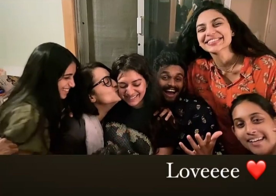 EulBgE2VgAgAS-4?format=jpg&name=medium