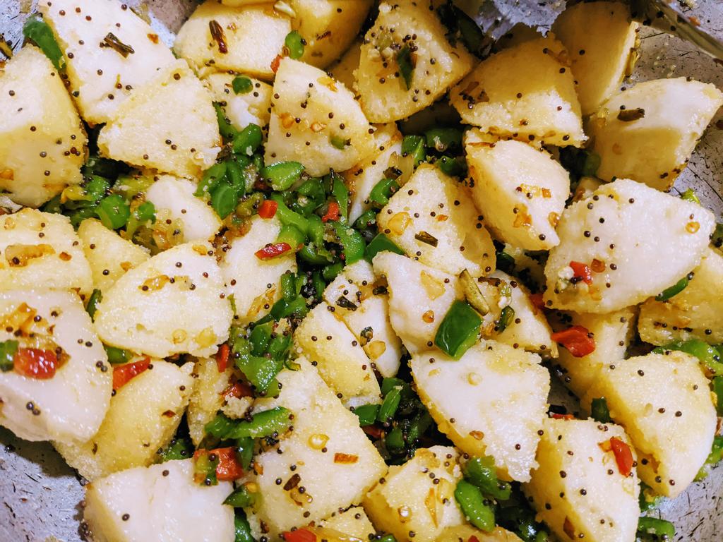 HealingArch's tweet photo. Fried Idli with onion, capsicum, green chillies and carrot. Served with spicy coriander garlic chutney ❤️

#ArchanasKitchen #ArchieCooks #Colourful_Platter #MouthWateringCuisine #HealthyFood https://t.co/7397zZXI9N