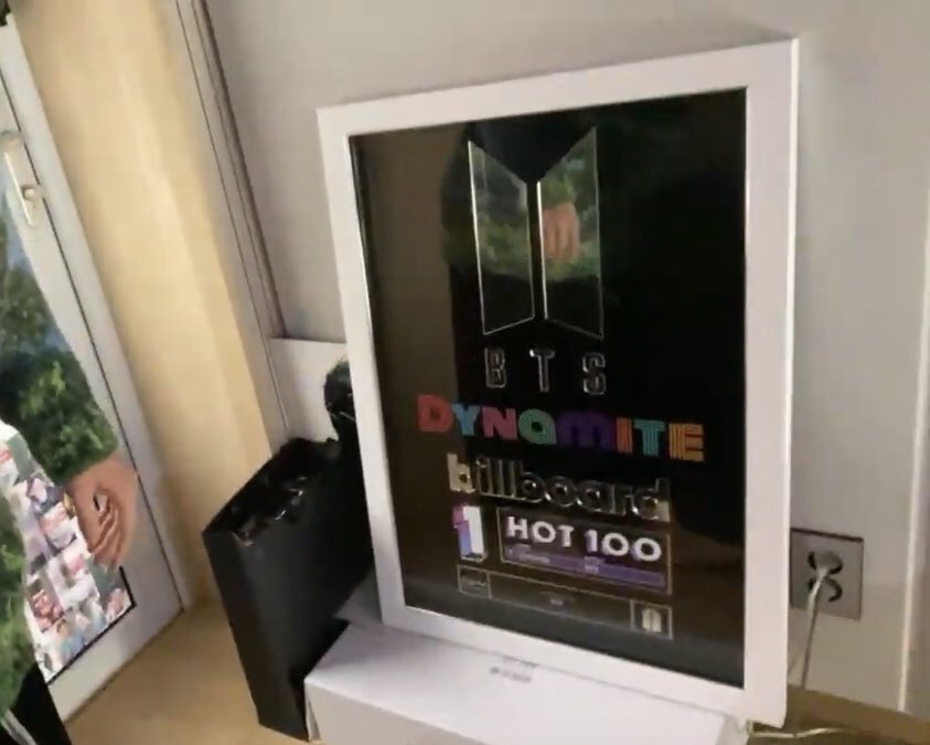 Jungkook yaptırdıkları Dynamite çerçevesini annesi görünce hoşuna gittiği için alıp kendi evine götürdüğünü söyledi😭